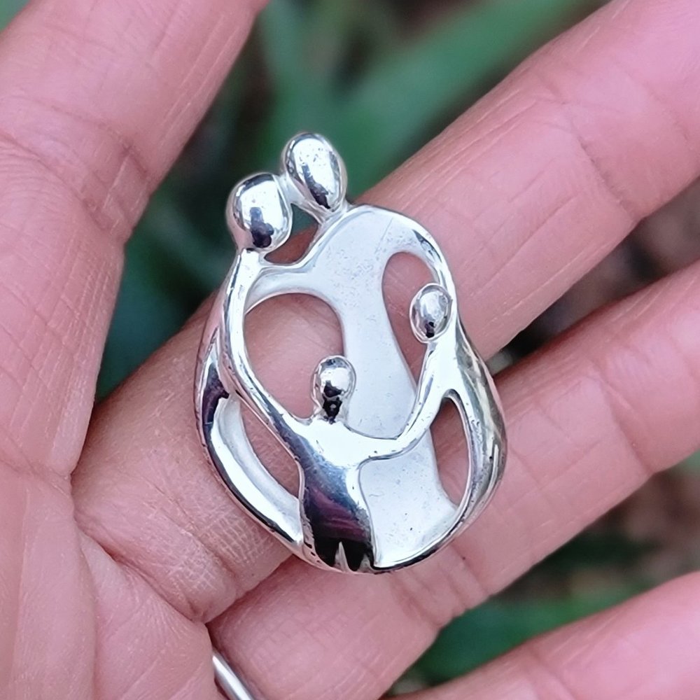 Carolyn Pollack vintage Carlisle 925 sterling silver family of four pendant